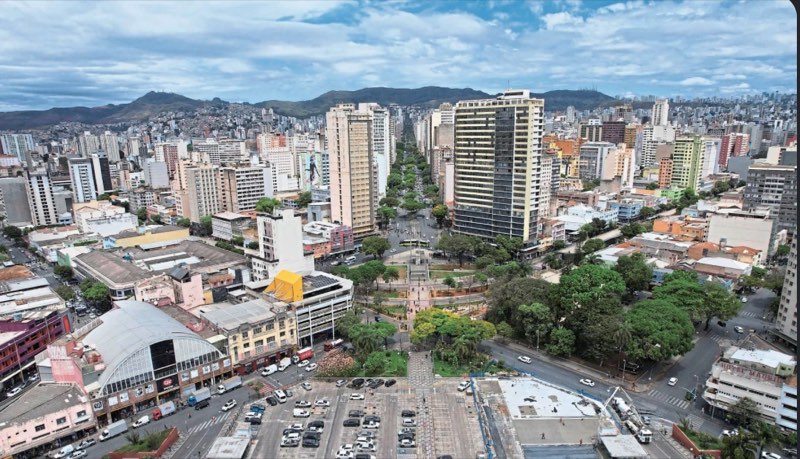 Vista aérea do centro de Belo Horizonte (MG), com a Serra do Curral ao fundo