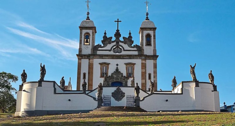 Basílica do Senhor Bom Jesus de Matosinhos, com os profetas de Aleijadinho, em Congonhas (MG)