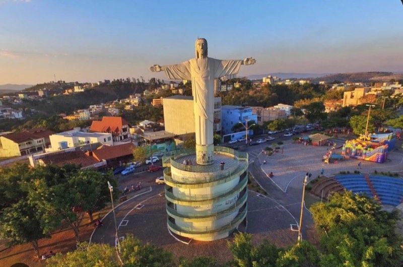 Estátua do Cristo Redentor de Conselheiro Lafaiete (MG), com a cidade ao fundo
