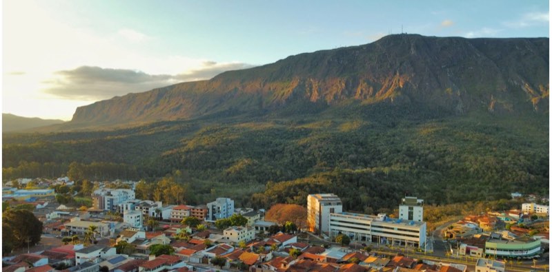 Vista de Ouro Branco (MG), com a Serra do Ouro Branco ao fundo