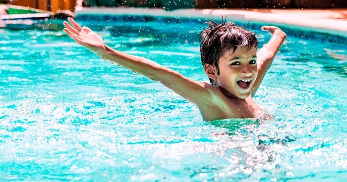 Criança brincando numa piscina cheia de água limpa (imagem ilustrativa)